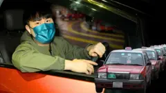 香港計程車司機Longo在他工作的計程車內