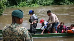 Migrantes em Darien, em uma pequena embarcação