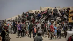 مئات المفلسطينيين ينتظرون المساعدات بجوار نقطة توزيع مساعدات