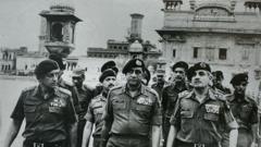 الجنود أمام المعبد الذهبي في 1984 أثناء عملية النجم الأزرق