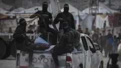 عناصر من كتائب القسام الجناح العسكري لحركة حماس خلال عملية البحث عن جثة رهينة إسرائيلية في مدينة غزة في 5 نوفمبر/ تشرين الثاني 2025