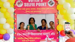 কয়েকজন ভারতীয় নারী ভোট দেওয়ার পরে সেল্ফি তুলছেন