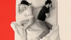 এক বিছানায় দেখা যাচ্ছে একজন নারী ও একজন পুরুষকে। তাদের মুখ ভিন্ন দিকে ফেরানো।