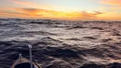 La vista del mar y el horizonte desde el bote Maiwar durante la travesía