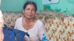 ছোট ঘরে নিজের জিনিসপত্র ব্যাগে ভরছিলেন এক নারী