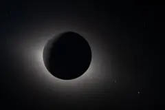 El Sol brillando, oculto detrás de la Luna.