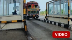 தெலங்கானாவில் டோல்கேட் மீது மோதிய லாரி
