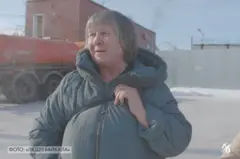 Natalya Filonova no momento em que foi libertada da prisão, com um caminhão ao fundo