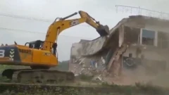 उत्तर प्रदेश सरकारनं मोईद खानच्या अनेक मालमत्ता पाडल्या होत्या