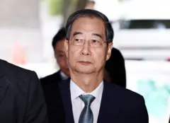 한덕수 전 국무총리가 서초구 서울중앙지방법원 심문에 출석하기 위해 들어오고 있다