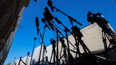 Олий Мажлис "Блогерлар мажбуриятлари енгиллаштирилмоқда" сарлавҳаси остида янги қонун лойиҳаси ҳақида ёзди