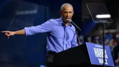 ペンシルヴェニア州ピッツバーグ大学で演説するバラク・オバマ元米大統領（10日）