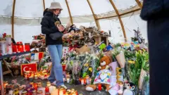 Velas y flores en homenaje al incendio que dejó 40 personas muertes y 116 heridos, el 9 de enero de 2026, en Suiza.