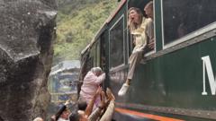 Muere una persona y decenas resultan heridas en un choque de trenes en Machu Picchu