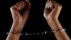 Ọwọ́ ti wọ́n wọ ṣẹkẹ́ṣẹkẹ̀ sí