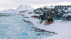 Разноцветные дома в районе Старый Нуук, недалеко от горы Сермитсиак, Нуук, Гренландия. 3 апреля 2025 года. 