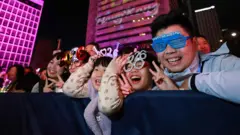 2026來啦!世界各地用煙火和笑容迎接新年