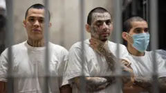 El Salvador: Ako gasho ko guhasha inkozi z’ibibi ruhasha, kataziriwe CECOT.