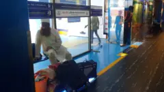 হাসপাতাল ছাড়ার অপেক্ষায় একজন রোগীর স্বজন