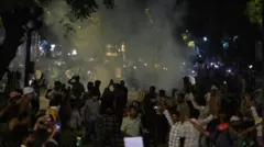 রাস্তায় বিক্ষোভকারীদের ভিড়, মাঝখান থেকে ধোঁয়া উঠছে