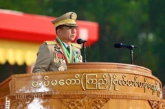 (ကြည်း)ဗ်ုလ်သင်တန်းကျောင်းမှာ မိန့်ခွန်းပြောနေတဲ့ စစ်ခေါင်းဆောင် ဗိုလ်ချုပ်မှူးကြီး မင်းအောင်လှိုင် (ပုံဟောင်း)