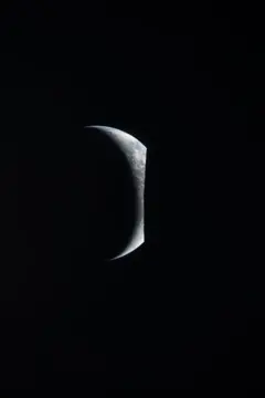 La Tierra asomándose detrás de la Luna.
