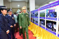 ၂၀၂၅ ခုနှစ်တုန်းက တြိဂံတိုင်းစစ်ဌာနချုပ် တိုင်းမှူး ဗိုလ်ချုပ် စိုးလှိုင် ကျိုင်းတုံက ရဲတပ်ဖွဲ့နေ့ အခမ်းနားက ပြထားတဲ့ဓာတ်ပုံတွေကို ကြည့်ရှုနေတယ်လို့ ပြန်ကြားရေးက သတင်းထုတ် 
