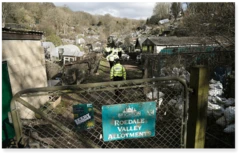 Policiais dentro de terreno cercado por grades, onde ficava o galpão