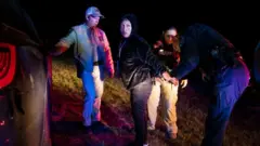 मेक्सिकोसँगको सीमामा पक्राउ परेका आप्रवासी