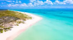 Vista aérea da praia Pink Sand, em Barbuda