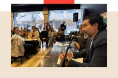 Gente sentada y hablando en el interior de un café