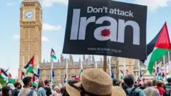 Dad isugu soo baxay afaafka hore ee Baarlamanka si ay uga banaan baxaan weerarka Israa'iil ee Iiraan