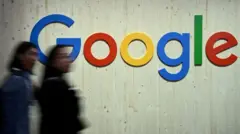 Vultosestrela bet apessoas caminhandoestrela bet afrente a parede com logo do Google