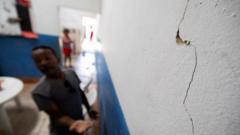 Homem gesticula pertogestao de banca sportingbetparede rachada