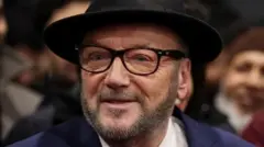 جورج غالاوي معروف ببلاغته وقبعته المميزة.