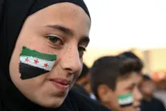 Yanağında Suriye bayrağı olan bir genç kız