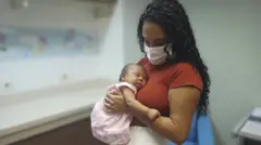 یک زن در کمپین هفته جهانی تغذیه با شیر مادر در بیمارستان زایشگاه موسسه فرناندز فیگوریا  در محله فلامنگو، ریودوژانیرو، برزیل شرکت می کند