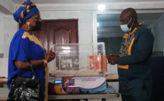 Des experts de la santé regardent la couveuse néonatale hybride