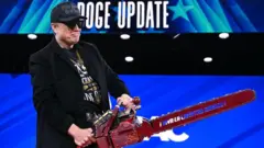 Elon Musk, riƙe da wata saya mai sarƙa