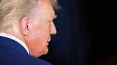 Профіль Дональда Трампа на чорному тлі