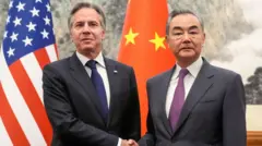 Wang Yi y Anthony Blinken en su encuentro en Pekín.