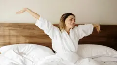 سيدة بعد استيقاظ من النوم