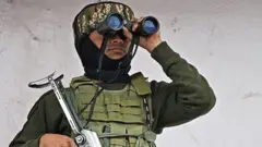 የፓኪስታን ወታደር በመነጽር ሲመለከት