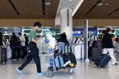 人們在洛杉磯國際機場。