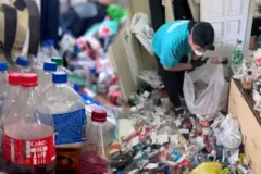Giới trẻ Hàn Quốc sống trong những ngôi nhà đầy rác