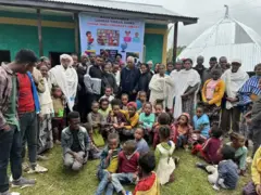 ኤልሳቤጥ ከመንደሩ ሰዎች ጋር 