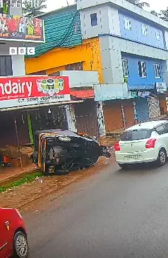 கேரளாவில் வேகத்தடையில் கட்டுப்பாட்டை இழந்து கவிழ்ந்த ஆட்டோ