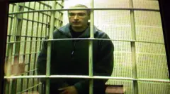 O homem mais rico da Rússia e magnata do petróleo Mikhail Khodorkovsky é visto em sua cela na prisão “Matroska tishina” em uma tela de TV durante uma videoconferência no tribunal de Moscou, em 15 de janeiro de 2003.