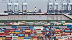 Vista aérea de contêineres empilhados no Porto de Xangai