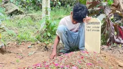 Kakak Bagindo meratapi kematian adiknya.